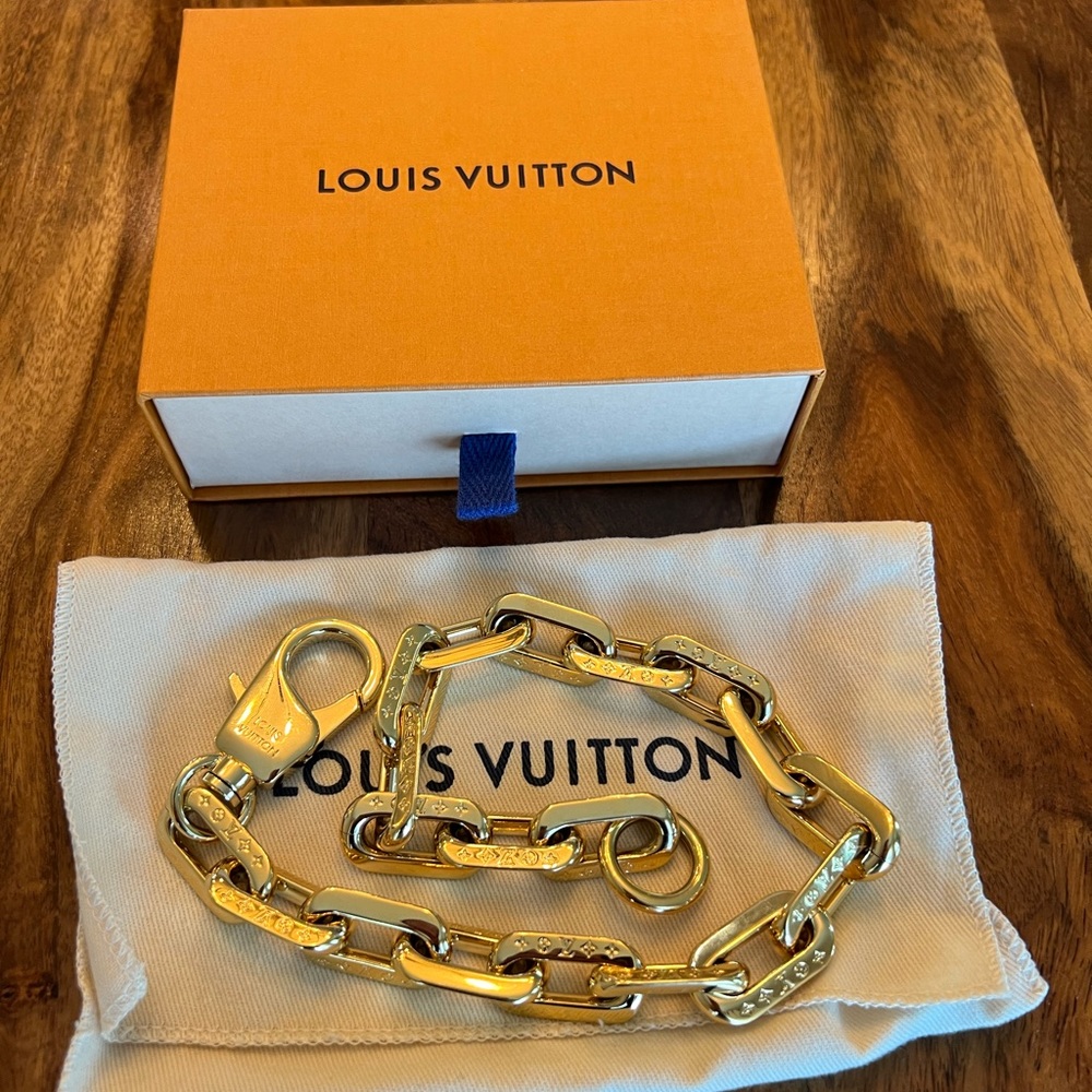 Louis Vuitton Edge Necklace Coussin Chain Strap